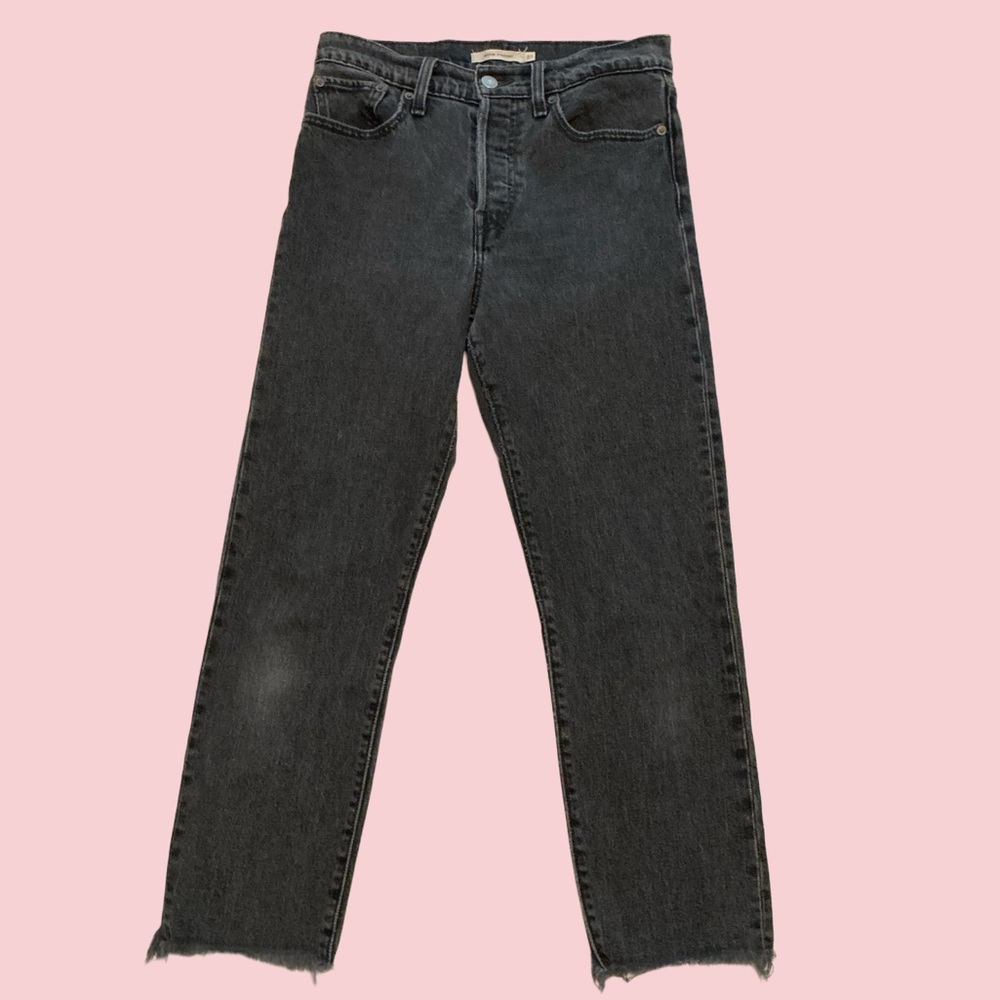 Levi’s Wedgie Straight, black denim, ankle length with raw hem